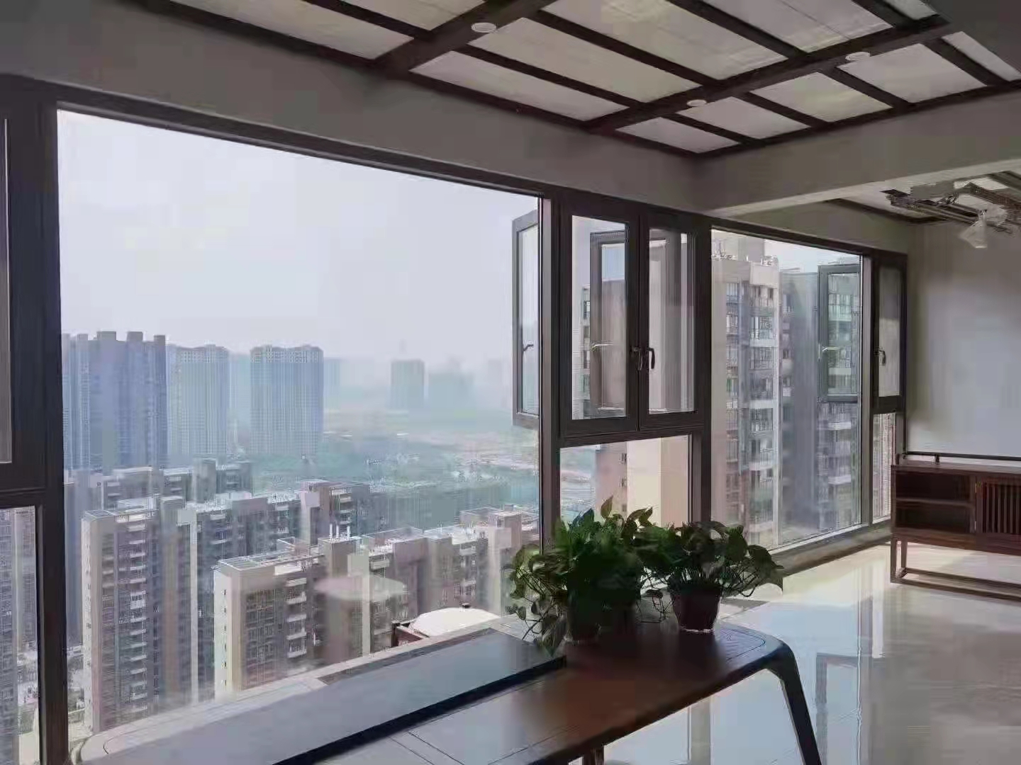 封陽(yáng)臺(tái)用什么窗？很多人沒(méi)想到這點(diǎn)就裝錯(cuò)了